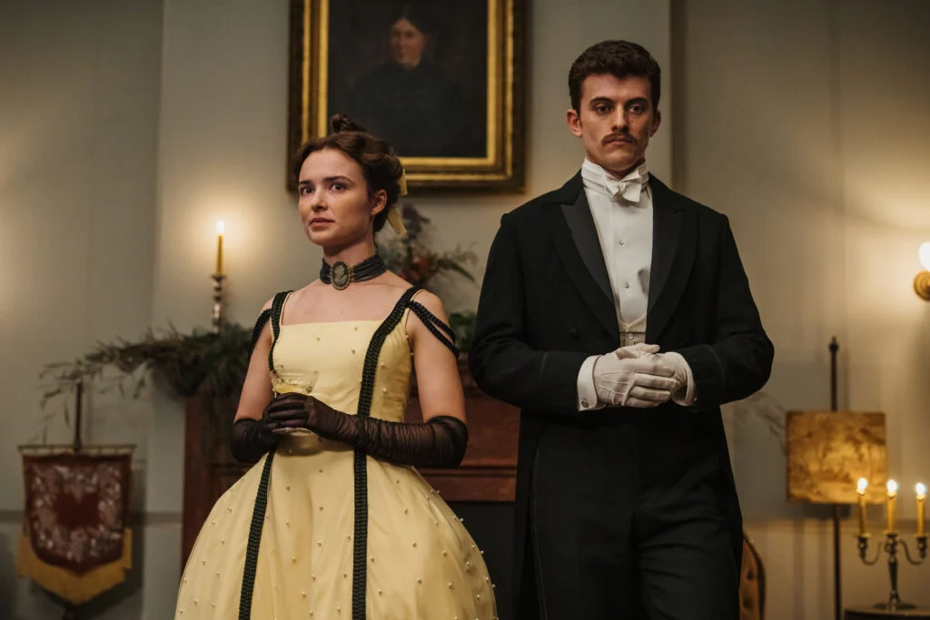 Philippa Northeast como Sybylla e Jake Dunn como Frank em Minha Carreira Brilhante