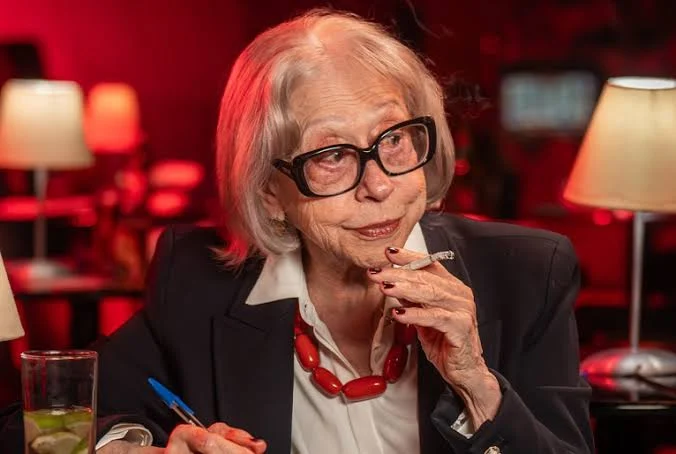 Fernanda Montenegro como Dona Laura em Emergência 53