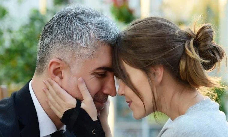 Faruk e Süreyya aparecem próximos em cena de A Noiva de Istambul