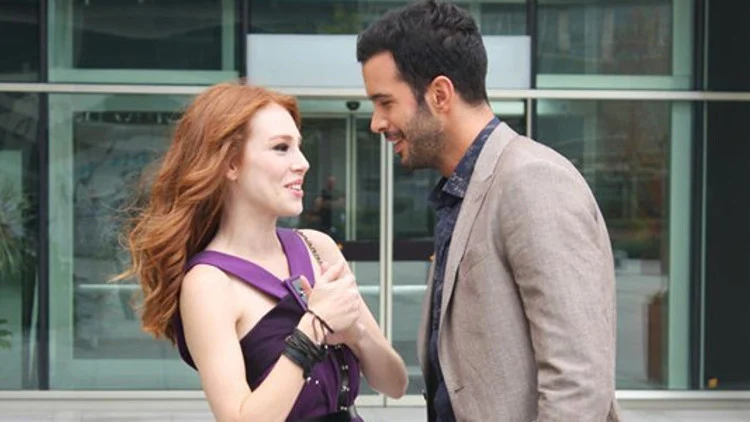 Defne e Ömer conversam em uma área externa em cena de Amor de Aluguel