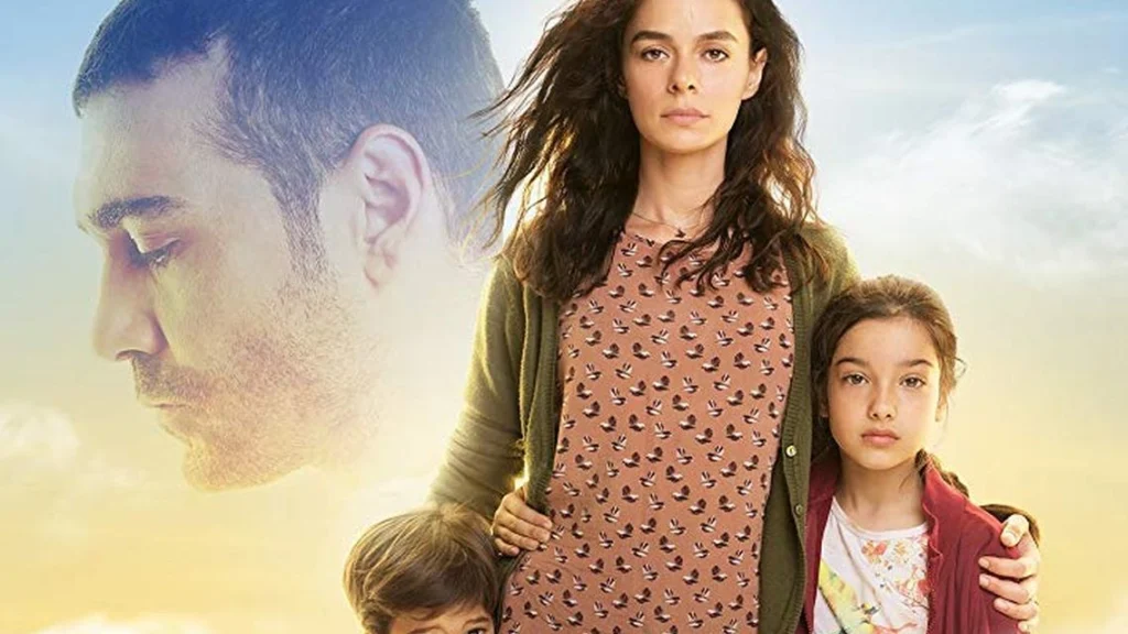 Bahar aparece com os filhos em imagem promocional da série turca Força de Mulher
