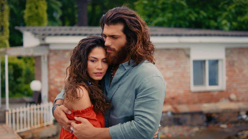 Sanem e Can aparecem abraçados em uma área verde em cena de Série Madrugador