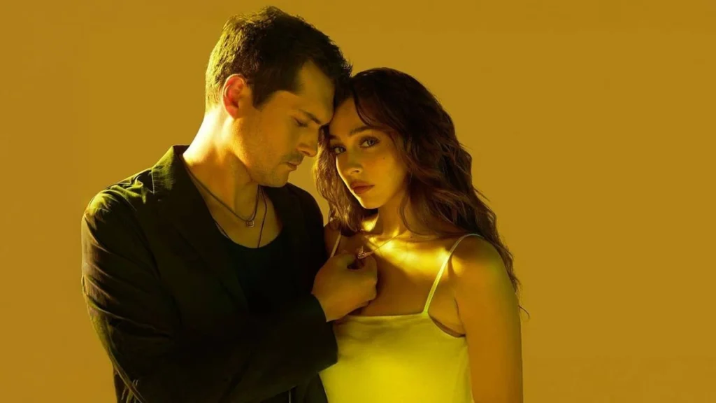 Leyla e Civan aparecem juntos sob iluminação dourada em imagem promocional da série Leyla