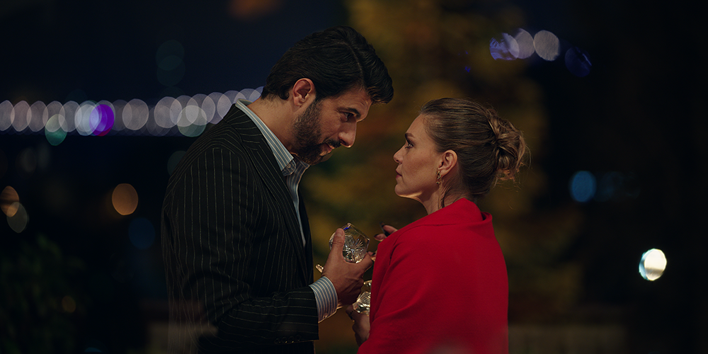Engin Akyürek e Aslı Enver como Osman e Nihal em Berço de Ouro