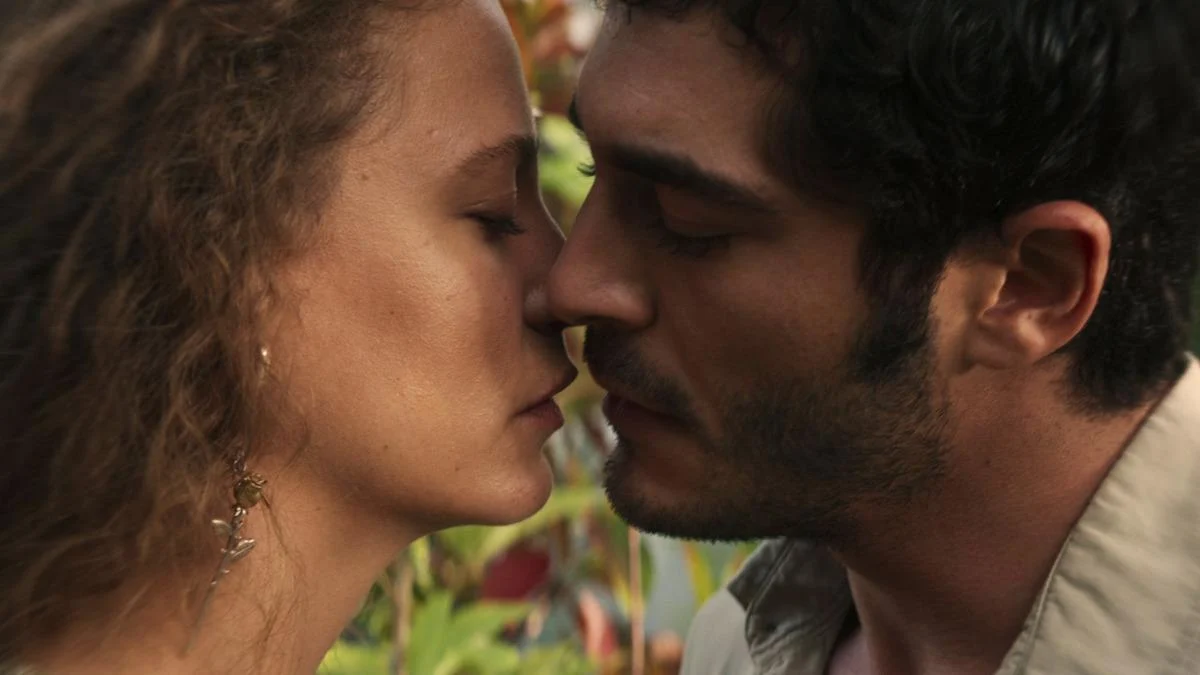 Serenay Sarıkaya e Burak Deniz como Shahsu e Maran em A Lenda de Shahmaran