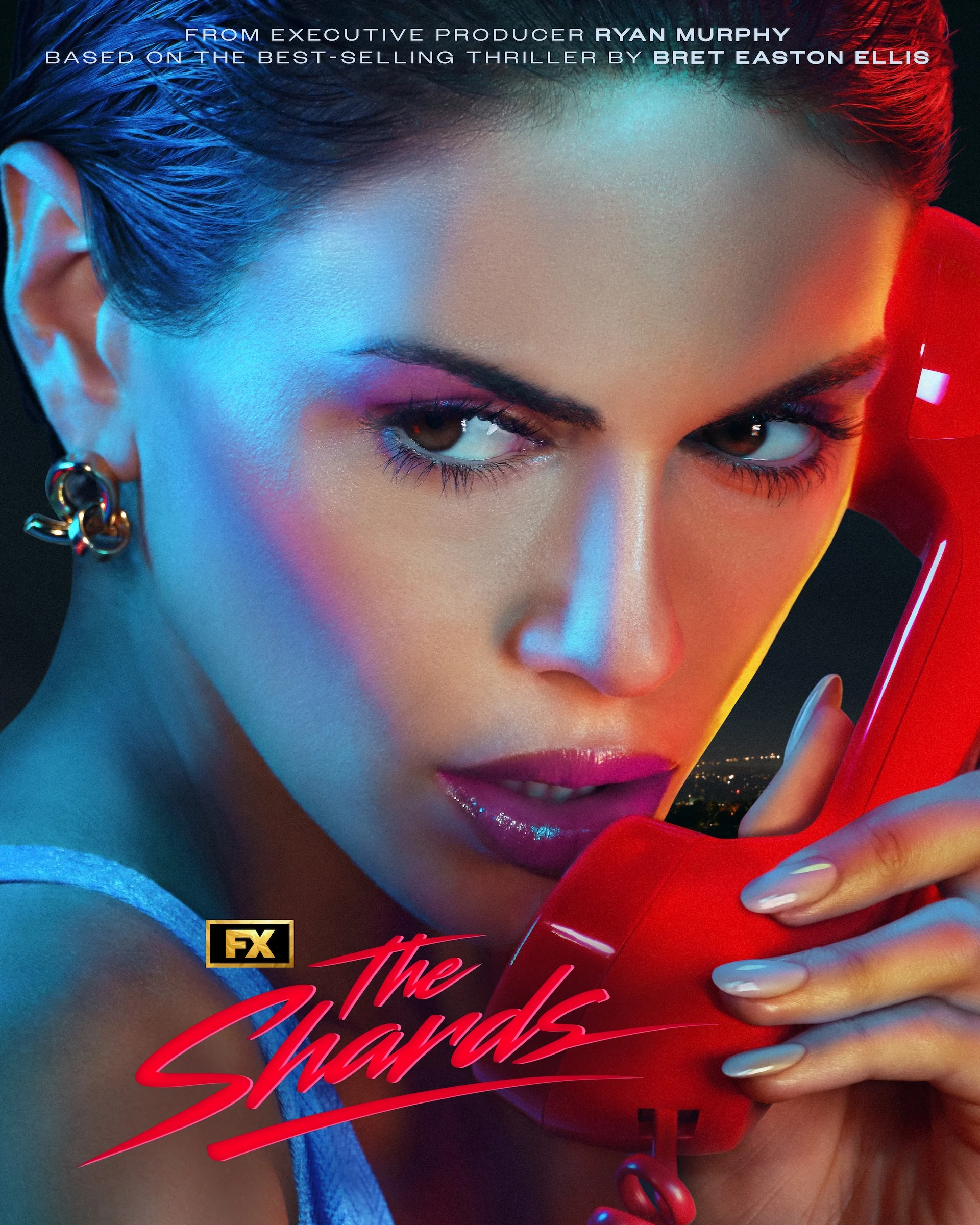 Kaia Gerber como Susan segurando um telefone vermelho em Estilhaços