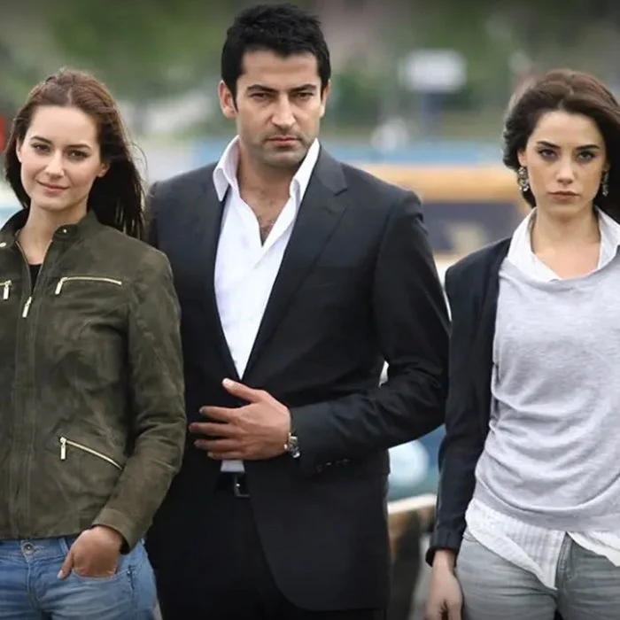 Cansu Dere como Eysan ao lado de Kenan Imirzalioglu em Ezel