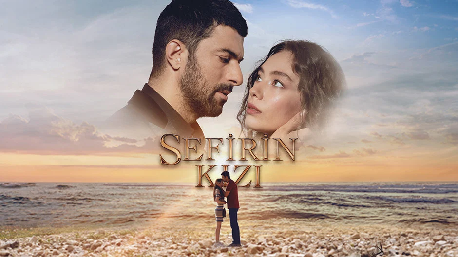 Engin Akyürek como Sancar ao lado de Neslihan Atagül em A Filha do Embaixador