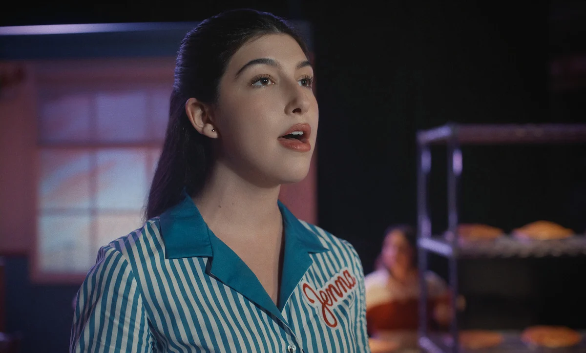 Sunny Sandler canta vestida como Jenna no musical escolar de Não Deseje Boa Sorte