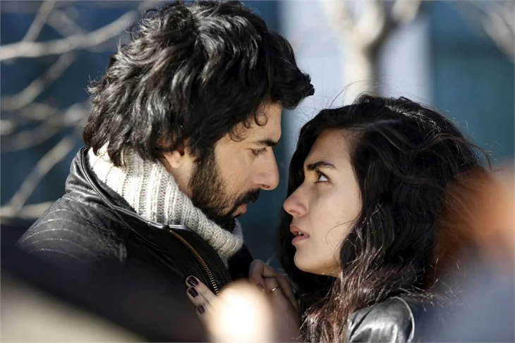 Tuba Büyüküstün e Engin Akyürek como Elif e Omer em Kara Para Ask