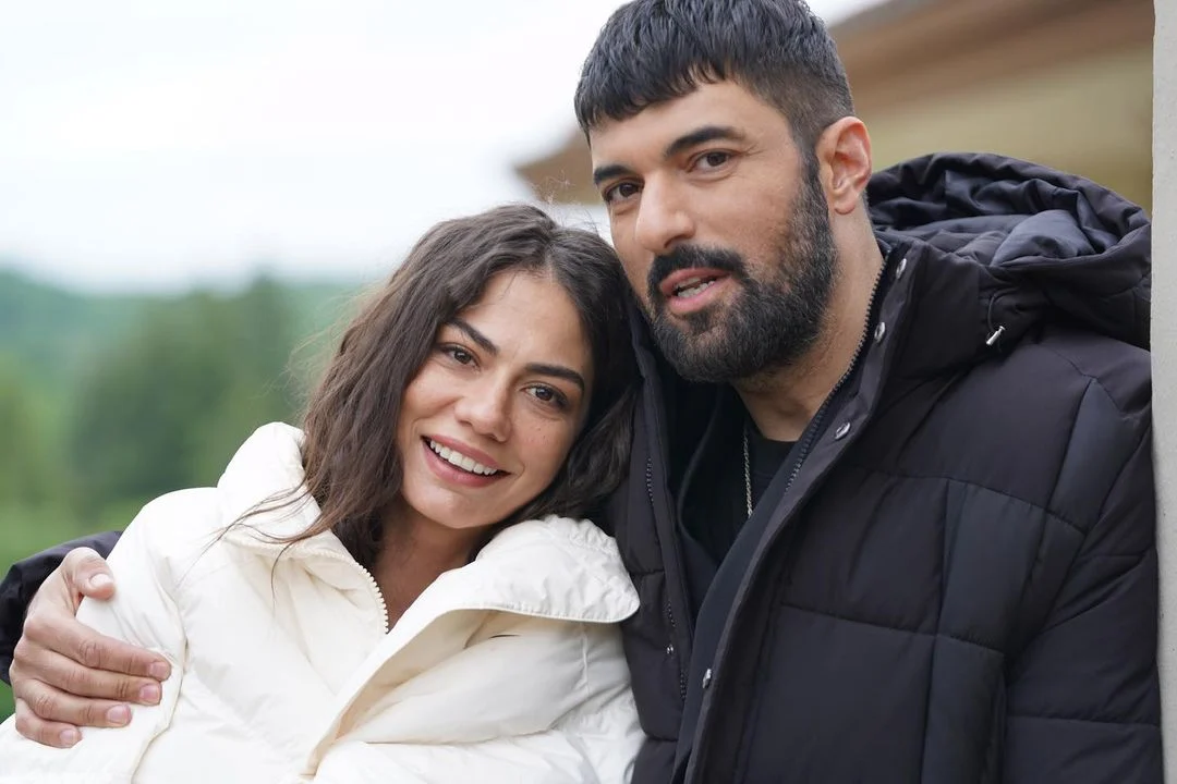Demet Özdemir e Engin Akyürek, protagonistas de Meu Nome é Farah