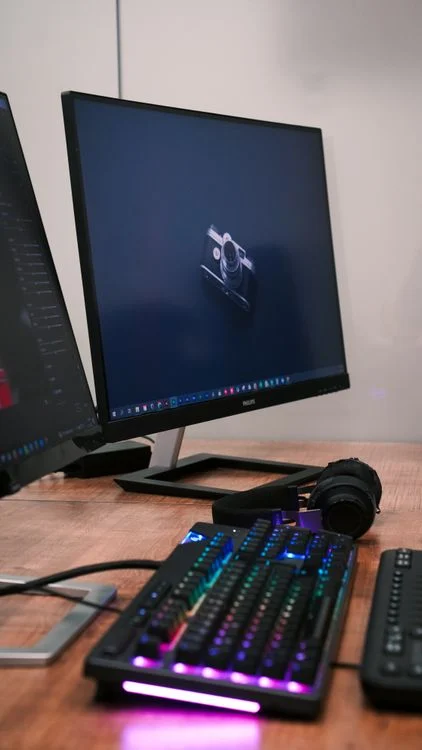 Mesa de computador com dois monitores em um setup moderno