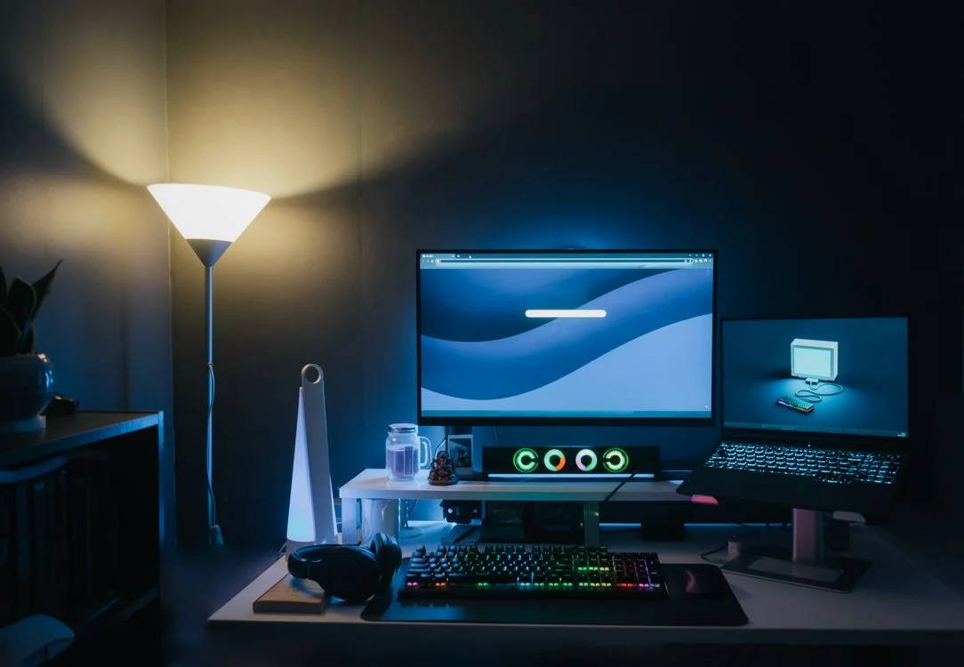Home office com dois monitores usados lado a lado