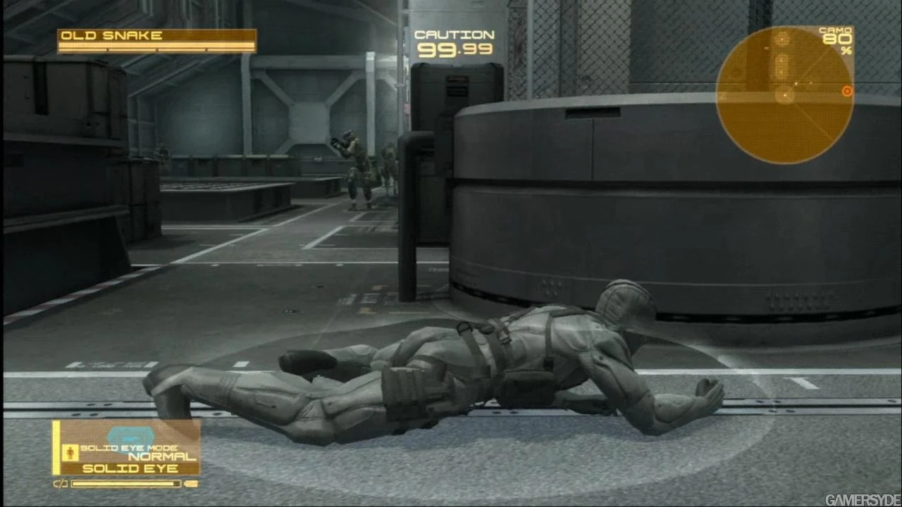 Old Snake rastejando com o OctoCamo em Metal Gear Solid 4