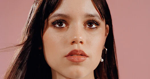 Jenna Ortega em retrato divulgado pela Netflix