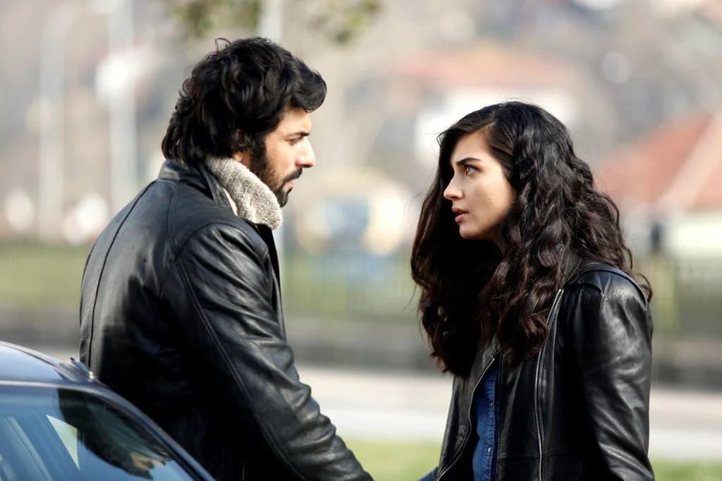 Engin Akyürek e Tuba Büyüküstün como Ömer e Elif em Kara Para Aşk
