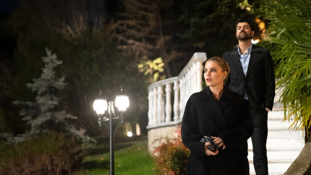 Engin Akyürek como Osman e Aslı Enver como Nihal em Berço de Ouro