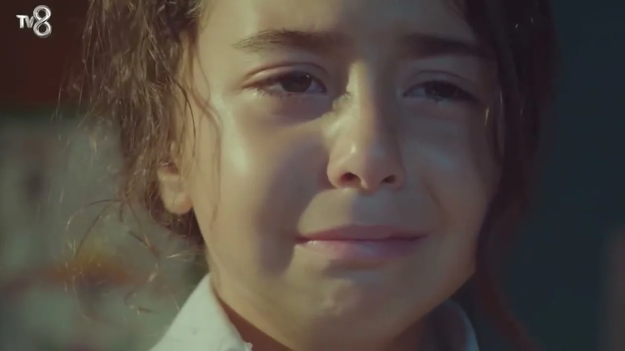 Öykü e Demir em Minha Menina, drama turco sobre a relação entre pai e filha