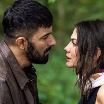 Farah e Tahir em cena da segunda temporada de Meu Nome é Farah — Foto: Divulgação/Disney+