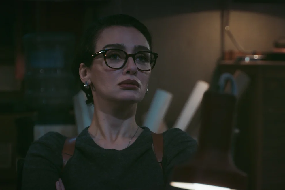 Birce Akalay como Önem na terceira temporada de Cemitério