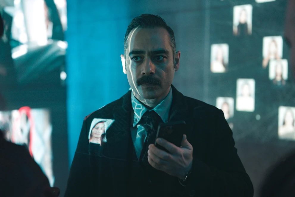 Serdar durante uma investigação em Cemitério temporada 3