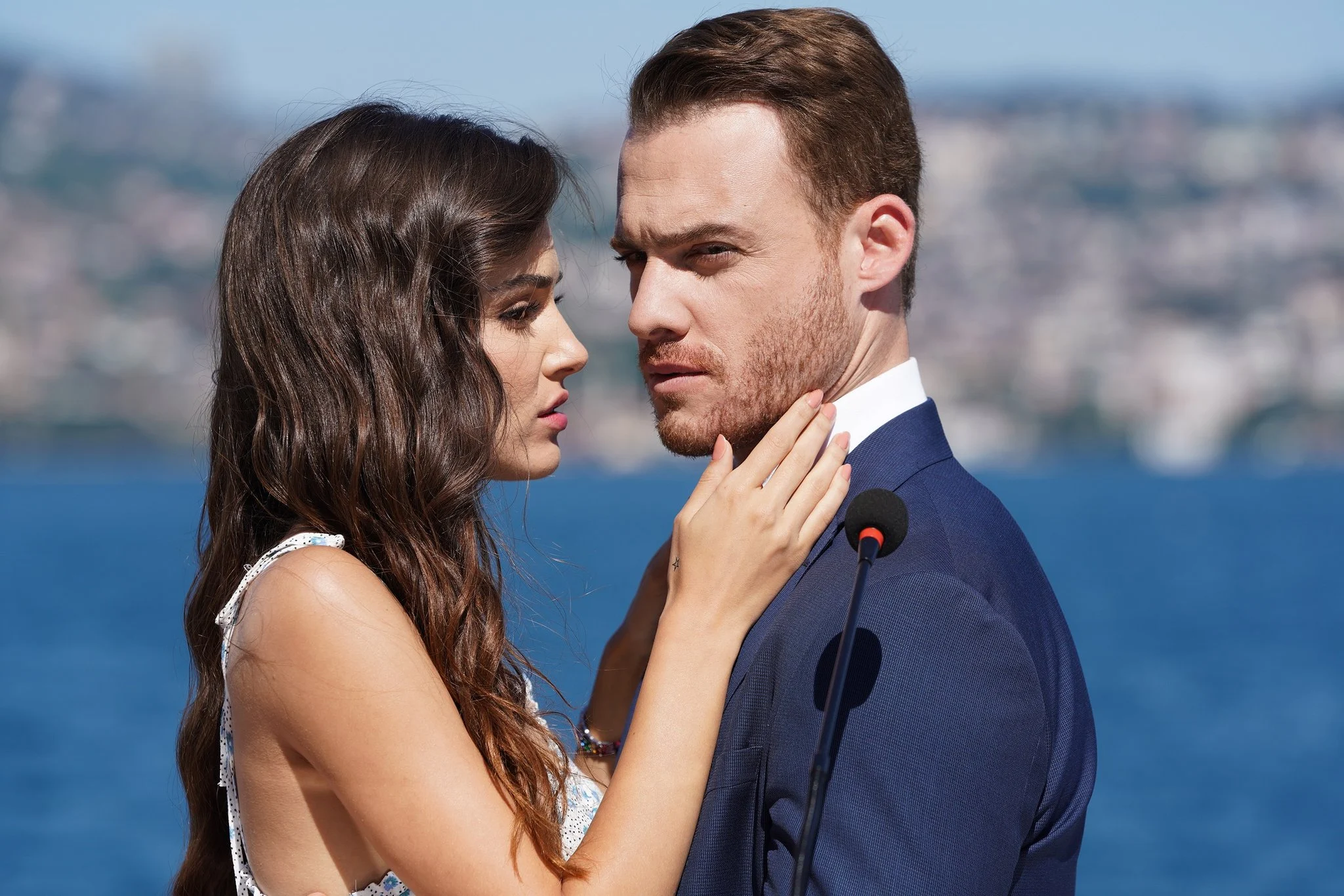 Eda e Serkan juntos em cena de Será Isso Amor