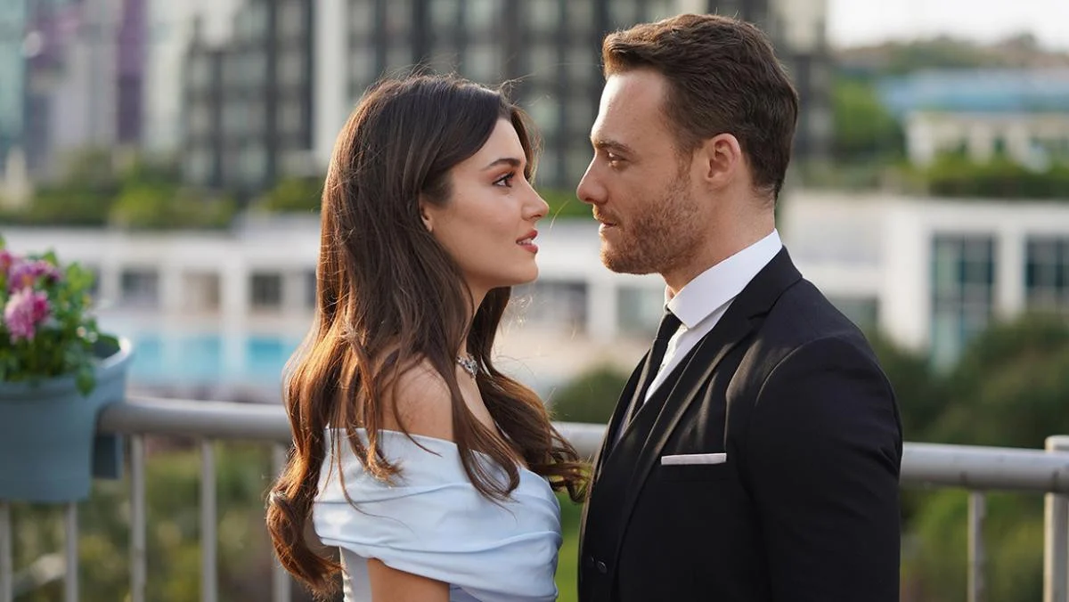 Hande Erçel e Kerem Bürsin como Eda e Serkan em Será Isso Amor