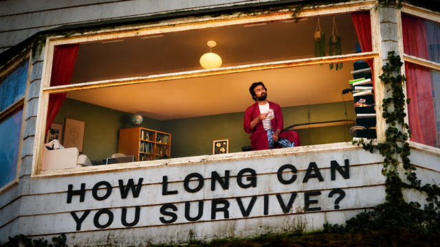 Netflix colocou um homem para “viver” em outdoor por 3 dias por causa de filme com Wagner Moura