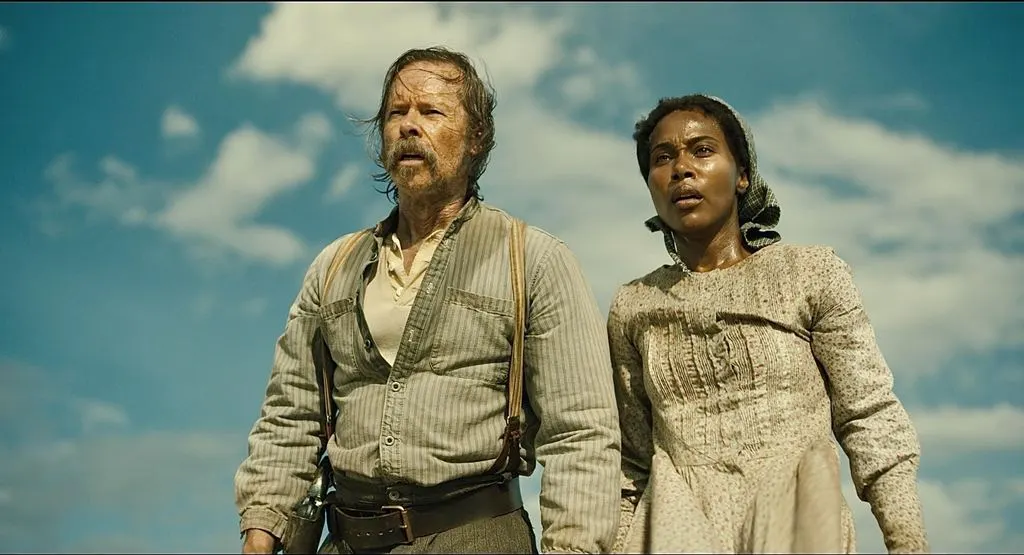 Guy Pearce e DeWanda Wise atravessam uma paisagem árida do Velho Oeste em Possuída no Deserto