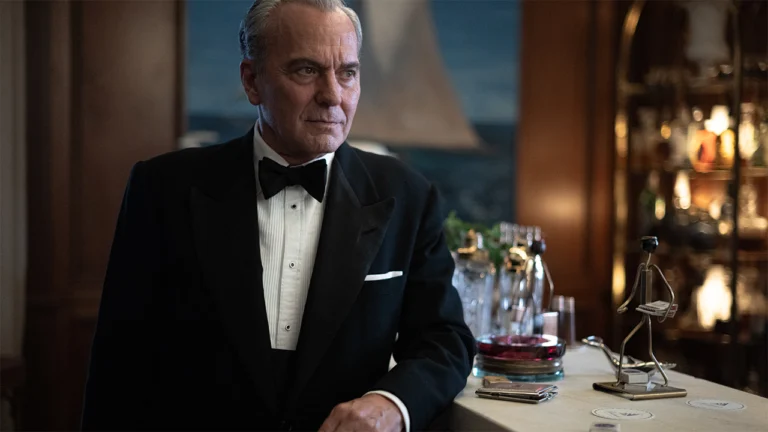 Nova minissérie espanhola da Netflix coloca um antigo Sherlock Holmes diante de um assassinato real
