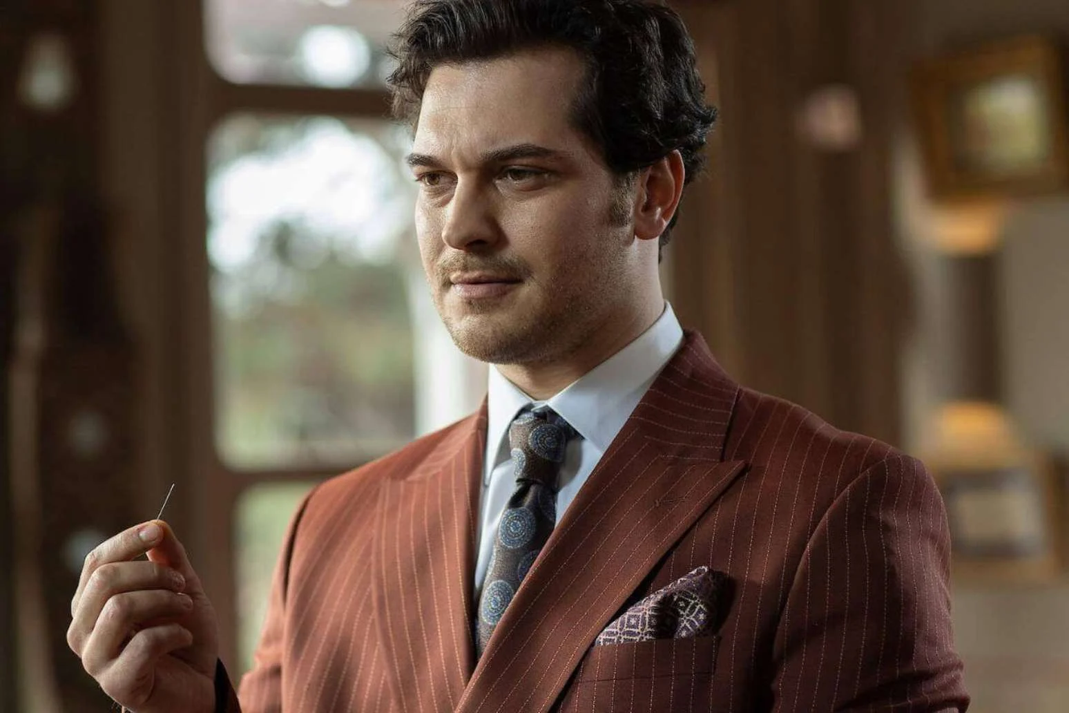 Çağatay Ulusoy como Peyami em O Famoso Alfaiate