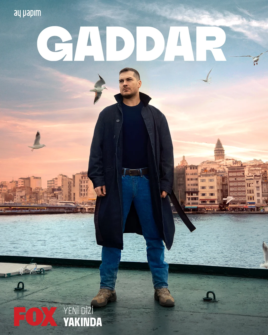 Çağatay Ulusoy como Dağhan no pôster de Gaddar Sem Piedade
