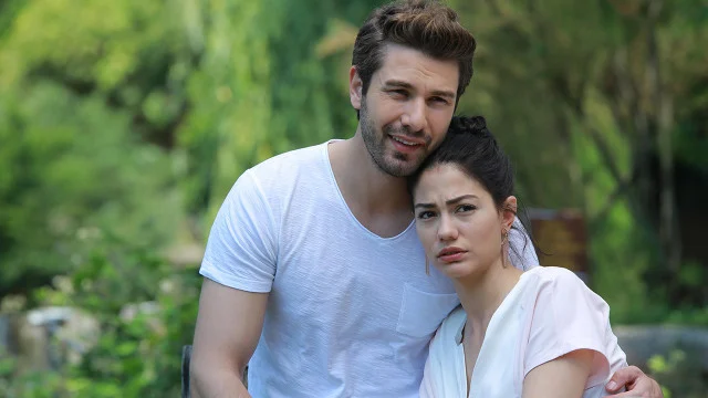 Demet Özdemir e Furkan Palalı como Lale e Onur em Número 309