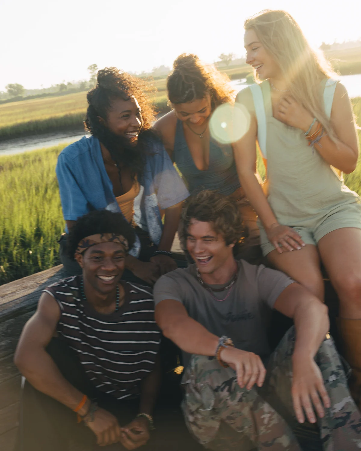 Elenco de Outer Banks reunido durante as gravações da série