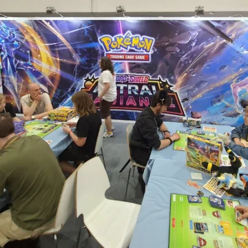 Jogadores participam de uma atividade de Pokémon Trading Card Game. Foto: Klapi/Wikimedia Commons