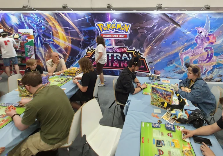 Jogadores participam de uma atividade de Pokémon Trading Card Game. Foto: Klapi/Wikimedia Commons