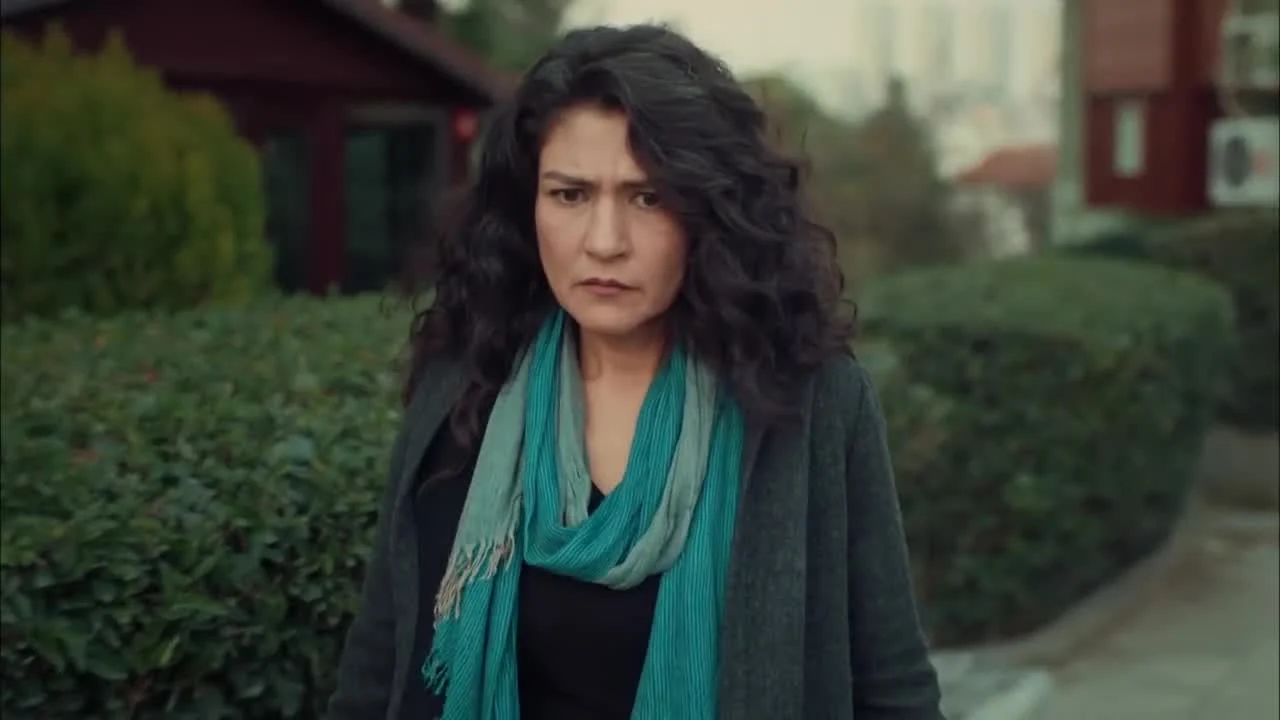 Aslı Enver e Özcan Deniz como Süreyya e Faruk em Para Sempre no Meu Coração