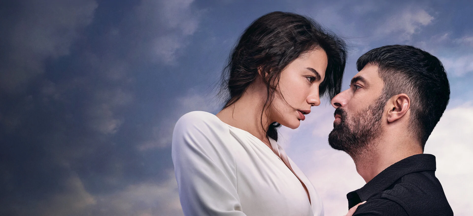 Demet Özdemir e Engin Akyürek como Farah e Tahir em Meu Nome é Farah