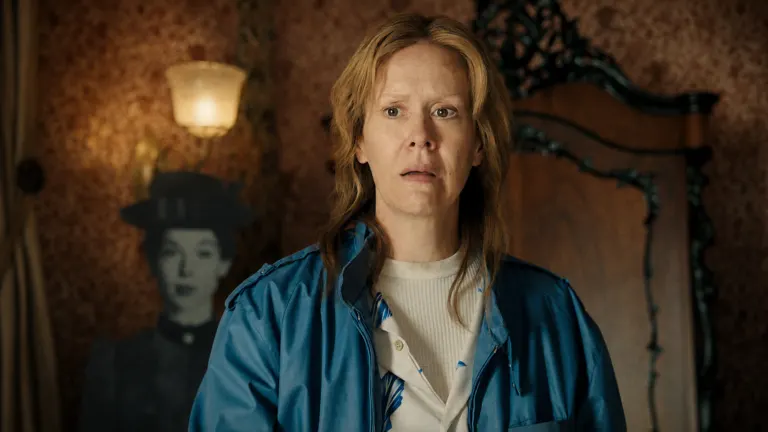 Sarah Paulson surge irreconhecível como serial killer em Monstro