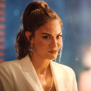Saudade de Farah? Demet Özdemir vive um romance bem diferente nestes filmes