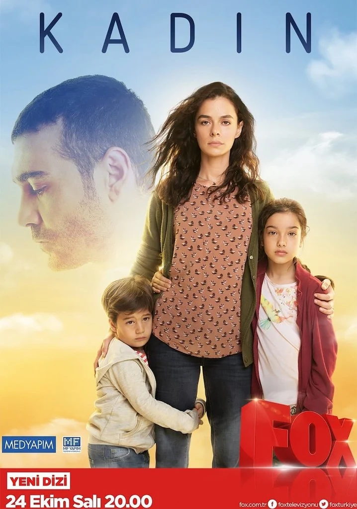 Özge Özpirinçci como Bahar com os filhos em Força de Mulher