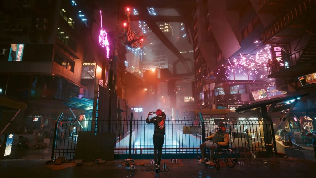 V observando as ruas iluminadas de Night City em Cyberpunk 2077