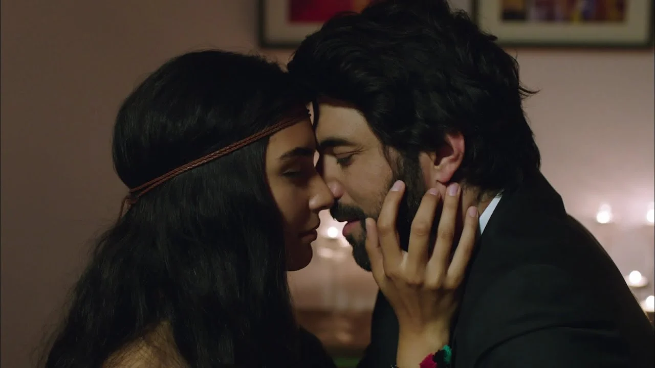 Engin Akyürek e Tuba Büyüküstün como Ömer e Elif no final de Kara Para Aşk