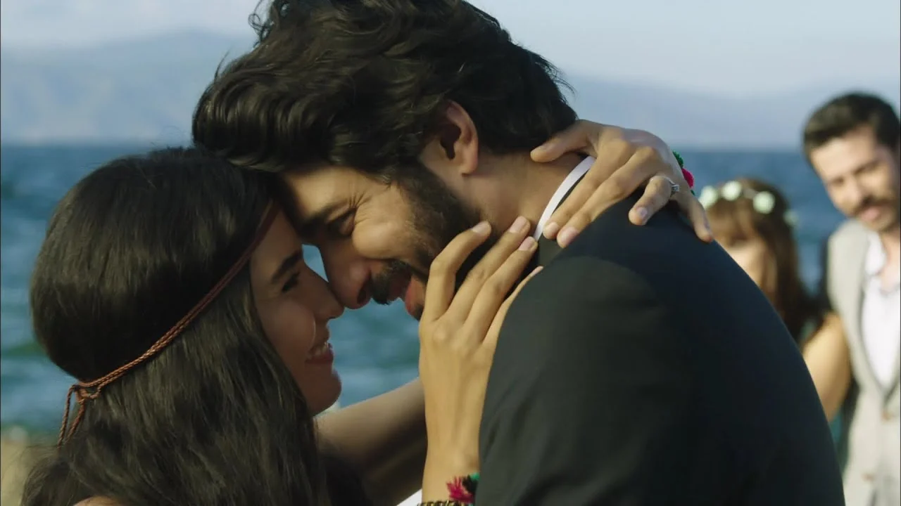Ömer e Elif juntos em Kara Para Aşk