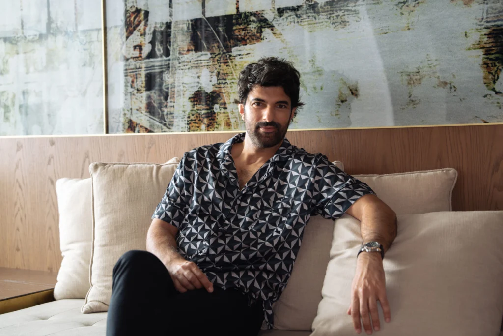 Engin Akyürek, ator que interpreta Tahir em Meu Nome é Farah e Osman em Berço de Ouro