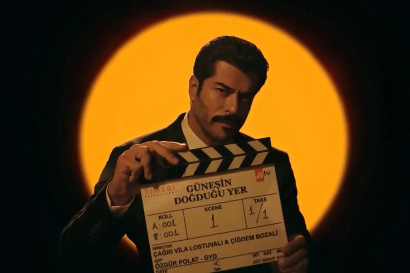Burak Özçivit com claquete da novela Güneşin Doğduğu Yer