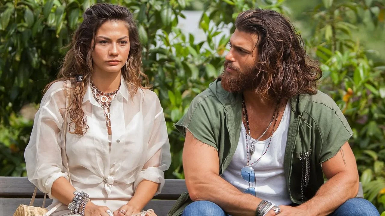 Demet Özdemir e Can Yaman como Sanem e Can em A Sonhadora