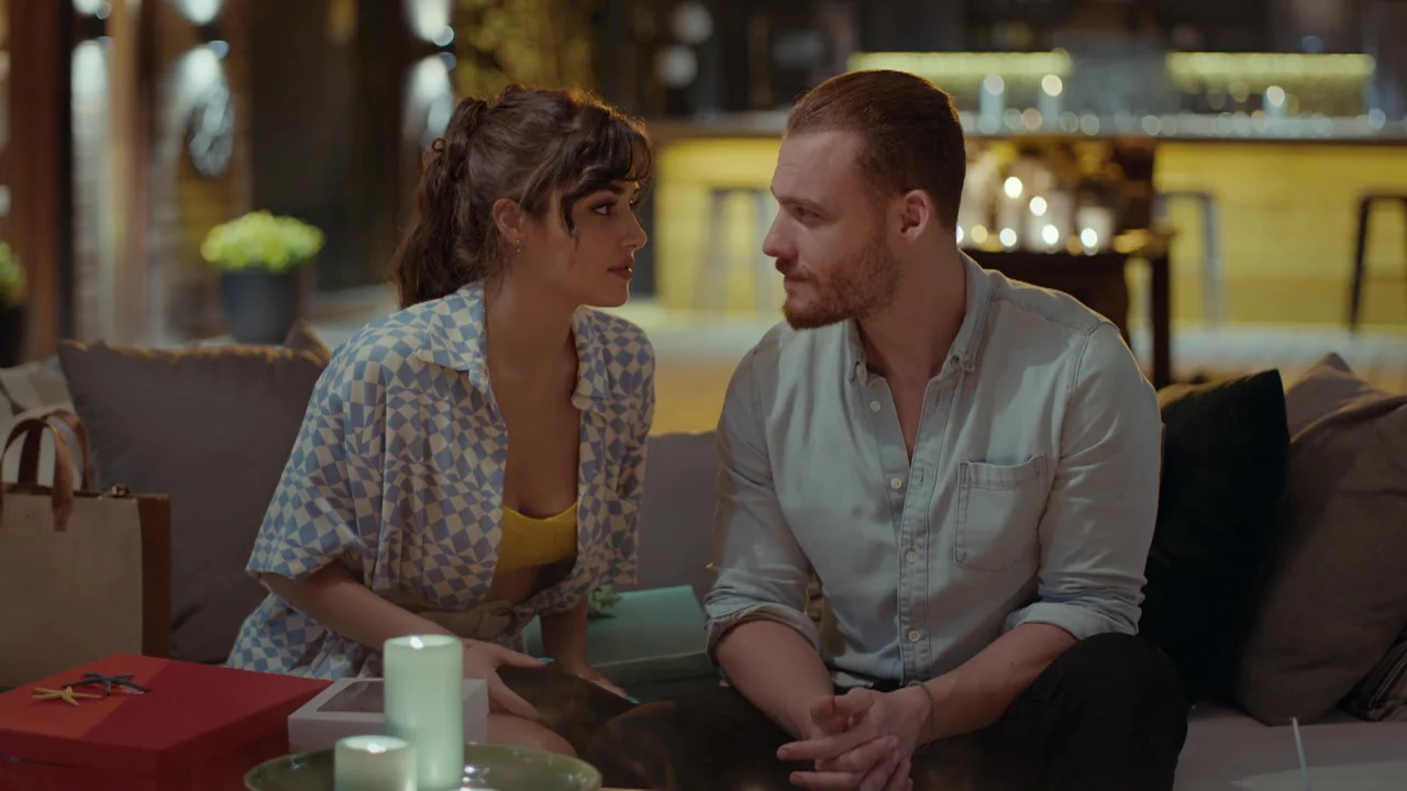Hande Erçel e Kerem Bürsin como Eda e Serkan em Será Isso Amor