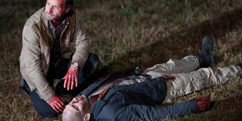 Rick consegue convencê-lo a baixar a arma por alguns instantes e então o esfaqueia.