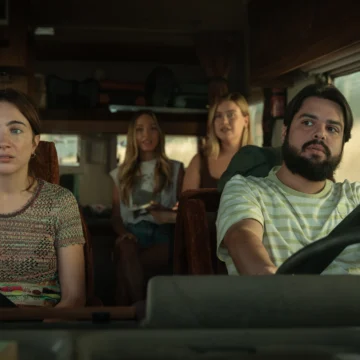 TODA LA VERDAD DE MIS MENTIRAS. Itziar Manero as Coco, Lucia de la Fuente as Aroa, Clara Sans as Blanca, Brays Efe as Loren in episode 01 of TLVDMM. Cr. Carla Oset/Netflix © 2025